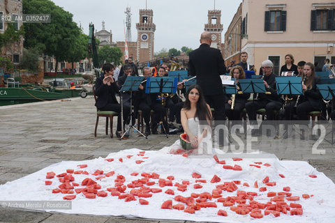 Performance di unartista sconosciuta, campo dellArsenale, per la 57° Biennale Arte, Venezia 9 maggio 2017..Unknowed artist performance, Arsenale square, 57°th Biennale Arte, may 09, Venice 2017. ©Andrea Merola/Rosebud2