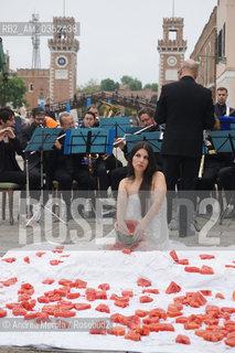 Performance di unartista sconosciuta, campo dellArsenale, per la 57° Biennale Arte, Venezia 9 maggio 2017..Unknowed artist performance, Arsenale square, 57°th Biennale Arte, may 09, Venice 2017. ©Andrea Merola/Rosebud2