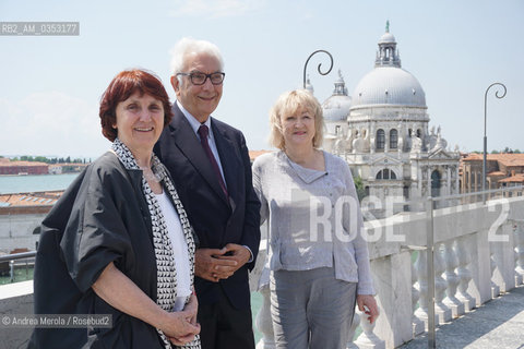 Da sx a dx: le architette britanniche Shelley McNamara e Yvonne Farrell, curatrici della 16° Mostra Internazionale di Architettura della Biennale di Venezia, posano sulla terrazza di Cà Giustinian, sede della Fondazione la Biennale di Venezia, insieme al presidente della Biennale di Venezia Paolo Baratta, poco prima della conferenza stampa di presentazione, Venezia 7 giugno 2017. ©Andrea Merola/Rosebud2