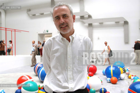 Francesco Bonami, critico darte e curatore, posa alla Biennale Arti Visive, Venezia 11 giugno 2003 . ©Andrea Merola/Rosebud2