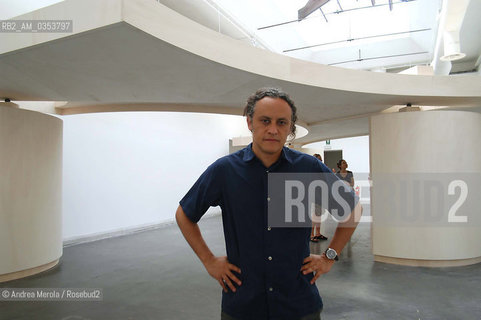 Gabriel Orozco, artista messicano, posa accanto sue opere durante la Biennale Arti Visive di Venezia, Venezia 11 giugno 2003. ©Andrea Merola/Rosebud2