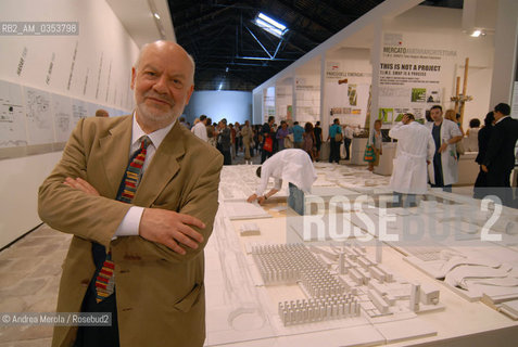 Franco Purini, architetto italiano, posa accanto suoi lavori esposti alla Biennale Architettura di Venezia, Venezia 7 settembre 2006. ©Andrea Merola/Rosebud2