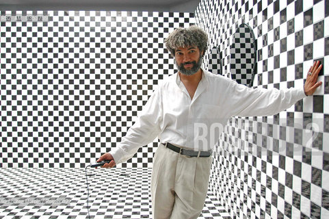 Fred Wilson, artista statunitense, posa accanto sue opere durante la Biennale Arte di Venezia, Venezia 11 giugno 2003. ©Andrea Merola/Rosebud2