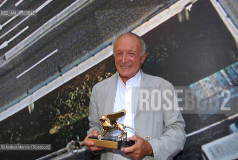 Larchitetto sir Richard Rogers posa col Leone dOro durante la Biennale Architettura, Venezia 10 settembre 2006. ©Andrea Merola/Rosebud2