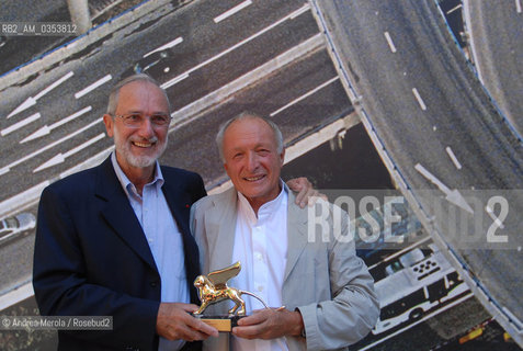 Gli architetti Renzo Piano (sx) e sir Richard Rogers (dx) posano col Leone dOro durante la Biennale Architettura, Venezia 10 settembre 2006. ©Andrea Merola/Rosebud2