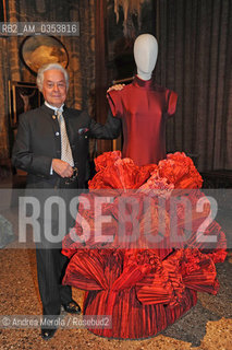 Roberto Capucci, sarto e stilista, posa accanto sue opere esposte a palazzo Fortuny, Venezia 6 marzo 2009. ©Andrea Merola/Rosebud2