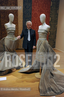 Roberto Capucci, sarto e stilista, posa accanto sue opere esposte a palazzo Fortuny, Venezia 6 marzo 2009. ©Andrea Merola/Rosebud2