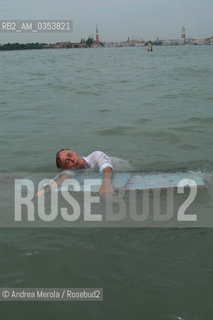 Vincenzo Eulisse, pittore surrealista veneziano, durante una performance, Venezia 28 giugno 2003. ©Andrea Merola/Rosebud2