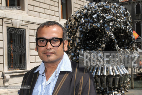 Subodh Gupta, artista contemporaneo, posa accanto una sua opera, a palazzo Grassi, Venezia 22 maggio 2008. ©Andrea Merola/Rosebud2