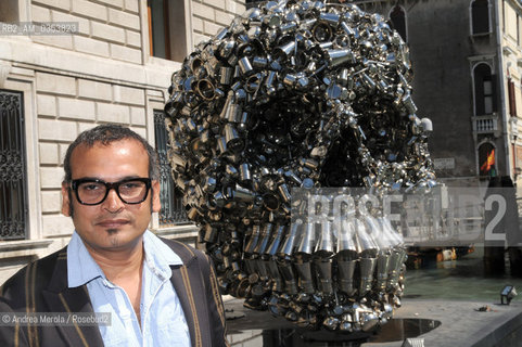 Subodh Gupta, artista contemporaneo, posa accanto una sua opera, a palazzo Grassi, Venezia 22 maggio 2008. ©Andrea Merola/Rosebud2