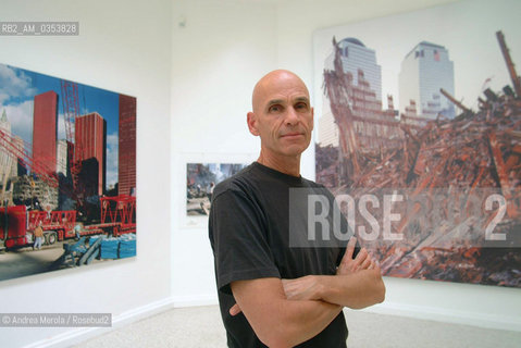 John Meyer, fotografo, posa accanto sue opere, durante la Biennale Arte di Venezia, Venezia 5 settembre 2002. ©Andrea Merola/Rosebud2