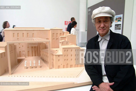 Arata Isozaki, architetto, posa accanto un suo lavoro, durante la Biennale Architettura di Venezia, Venezia 6 settembre 2002 ©Andrea Merola/Rosebud2