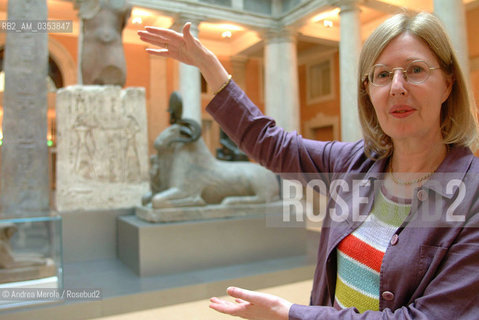 Christiane Ziegler, egittologa, posa durante una mostra sullantico egitto a palazzo Grassi, Venezia 6 settembre 2002. ©Andrea Merola/Rosebud2