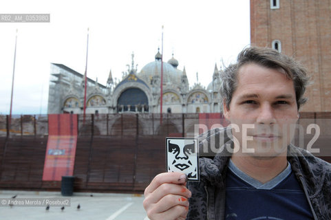 Shepard Fairey, street artist e grafico statunitense, al termine di una sua performance in piazza San Marco, Venezia 29 maggio 2009. ©Andrea Merola/Rosebud2