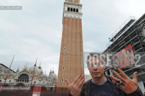 Shepard Fairey, street artist e grafico statunitense, al termine di una sua performance in piazza San Marco, Venezia 29 maggio 2009. ©Andrea Merola/Rosebud2