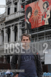 Shepard Fairey, street artist e grafico statunitense, al termine di una sua performance in piazza San Marco, Venezia 29 maggio 2009. ©Andrea Merola/Rosebud2