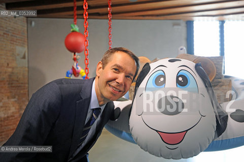 Jeff Koons, artista statunitense, posa accanto una sua opera esposta alla Fondazione Francoise Pinault, Venezia 8 aprile 2011. ©Andrea Merola/Rosebud2