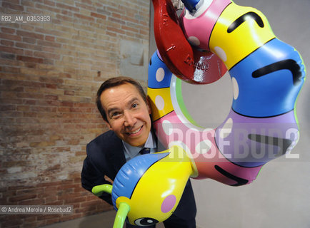 Jeff Koons, artista statunitense, posa accanto una sua opera esposta alla Fondazione Francoise Pinault, Venezia 8 aprile 2011. ©Andrea Merola/Rosebud2