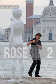 Charles Ray, pittore e scultore statunitense, fotografato accanto una sua opera esposta a Venezia, 3 giugno 2009. ©Andrea Merola/Rosebud2