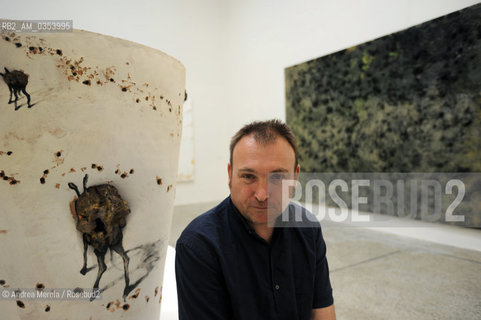 Miquel Barcelò, pittore spagnolo, posa accanto sue opere esposte nel padiglione Spagna, alla Biennale Arte di Venezia, Venezia 3 giugno 2009. ©Andrea Merola/Rosebud2