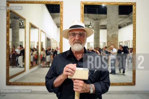 Michelangelo Pistoletto, artista, pittore e scultore italiano, posa poco prima di una sua performance, durante la Biennale Arte di Venezia, Venezia, 3 giugno 2009 . ©Andrea Merola/Rosebud2