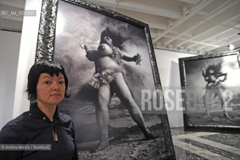 Miwa Yanagi, artista fotografa giapponese, posa accanto sue opere, esposte nel padiglione Giappone durante la Biennale Arte di Venezia, Venezia 3 giugno 2009.. ©Andrea Merola/Rosebud2