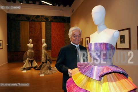 Roberto Capucci, sarto e stilista, posa accanto sue opere esposte a palazzo Fortuny, Venezia 6 marzo 2009. ©Andrea Merola/Rosebud2