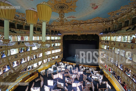 Una panoramica sul teatro La Fenice durante la video performance Fenix DNA, del video artista italiano Fabrizio Plessi, Venezia 25 luglio 2017. ©Andrea Merola/Rosebud2