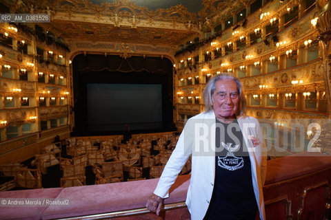 Il video artista italiano Fabrizio Plessi posa sullo sfondo del teatro La Fenice, al termine dell esecuzione della sua video performance Fenix DNA, Venezia 25 luglio 2017. ©Andrea Merola/Rosebud2