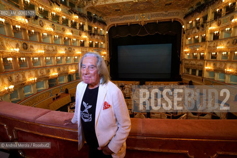 Il video artista italiano Fabrizio Plessi posa sullo sfondo del teatro La Fenice, al termine dell esecuzione della sua video performance Fenix DNA, Venezia 25 luglio 2017. ©Andrea Merola/Rosebud2