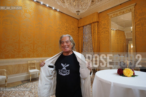 Il video artista italiano Fabrizio Plessi posa in una sala del teatro La Fenice, al termine dell esecuzione della sua video performance Fenix DNA, Venezia 25 luglio 2017. ©Andrea Merola/Rosebud2