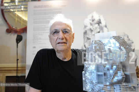 Frank Owen Gehry, architetto, posa accanto suoi progetti, alla Biennale Architettura di Venezia, 25 agosto 2010..Us architect and designer Frank Owen Gehry poses next his works, at Biennale Architecture Exhibition, august 25, Venice 2010. ©Andrea Merola/Rosebud2