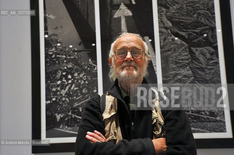 Lartista fotografo Josef Koudelka posa tra le sue opere, esposte nel padiglione espositivo della Santa Sede, alla Biennale Arte di Venezia 28 maggio 2013. © ANDREA MEROLA.Artistic photographer Josef Koudelka poses close his artistic photo at Vatican Pavillon, during Biennale International Art Exhibition, may 28th, Venice 2013.  ©Andrea Merola/Rosebud2