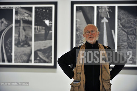 Lartista fotografo Josef Koudelka posa tra le sue opere, esposte nel padiglione espositivo della Santa Sede, alla Biennale Arte di Venezia 28 maggio 2013. © ANDREA MEROLA.Artistic photographer Josef Koudelka poses close his artistic photo at Vatican Pavillon, during Biennale International Art Exhibition, may 28th, Venice 2013.  ©Andrea Merola/Rosebud2