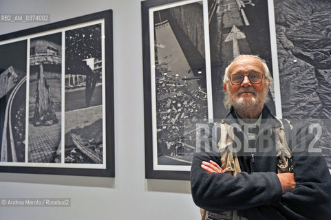 Lartista fotografo Josef Koudelka posa tra le sue opere, esposte nel padiglione espositivo della Santa Sede, alla Biennale Arte di Venezia 28 maggio 2013. © ANDREA MEROLA.Artistic photographer Josef Koudelka poses close his artistic photo at Vatican Pavillon, during Biennale International Art Exhibition, may 28th, Venice 2013.  ©Andrea Merola/Rosebud2