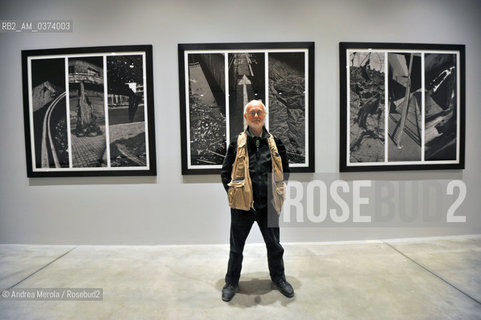 Lartista fotografo Josef Koudelka posa tra le sue opere, esposte nel padiglione espositivo della Santa Sede, alla Biennale Arte di Venezia 28 maggio 2013. © ANDREA MEROLA.Artistic photographer Josef Koudelka poses close his artistic photo at Vatican Pavillon, during Biennale International Art Exhibition, may 28th, Venice 2013.  ©Andrea Merola/Rosebud2