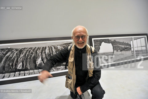 Lartista fotografo Josef Koudelka posa tra le sue opere, esposte nel padiglione espositivo della Santa Sede, alla Biennale Arte di Venezia 28 maggio 2013. © ANDREA MEROLA.Artistic photographer Josef Koudelka poses close his artistic photo at Vatican Pavillon, during Biennale International Art Exhibition, may 28th, Venice 2013.  ©Andrea Merola/Rosebud2