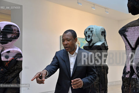 Il direttore artistico di Biennale Arte 2015, il nigeriano Okwui Enwezor accanto alle opere dellartista pakistano Huma Bhabha, allinterno del Padiglione dell Nazioni, ai giardini della Biennale, Venezia 5 maggio 2015. © ANDREA MEROLA.Art curator Okwui Enwezor poses close artistic work of pakistan artist Huma Bhabba, during Biennale International Art Exhibition, may 5th, Venice 2015.  ©Andrea Merola/Rosebud2