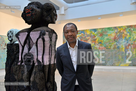 Il direttore artistico di Biennale Arte 2015, il nigeriano Okwui Enwezor accanto alle opere dellartista pakistano Huma Bhabha, allinterno del Padiglione dell Nazioni, ai giardini della Biennale, Venezia 5 maggio 2015. © ANDREA MEROLA.Art curator Okwui Enwezor poses close artistic work of pakistan artist Huma Bhabba, during Biennale International Art Exhibition, may 5th, Venice 2015.  ©Andrea Merola/Rosebud2