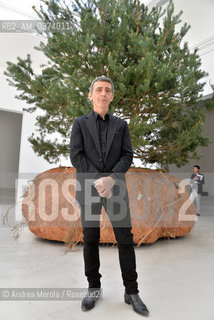 révolutions, opera  dellartista francese Céleste Boursier-Mougenot (nella foto), allinterno del Padiglione Francia, ai giardini della Biennale, Venezia 5 maggio 2015. © ANDREA MEROLA.French artist Cèleste Boursier-Mougenot poses next his artistic work rèvolutions, inside French Pavillon, during Biennale International Art Exhibition, may 05th, Venice 2015.  ©Andrea Merola/Rosebud2