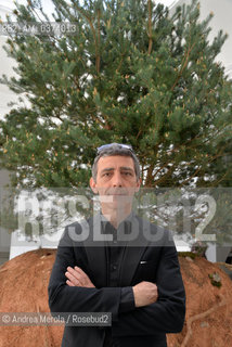 révolutions, opera  dellartista francese Céleste Boursier-Mougenot (nella foto), allinterno del Padiglione Francia, ai giardini della Biennale, Venezia 5 maggio 2015. © ANDREA MEROLA.French artist Cèleste Boursier-Mougenot poses next his artistic work rèvolutions, inside French Pavillon, during Biennale International Art Exhibition, may 05th, Venice 2015.  ©Andrea Merola/Rosebud2