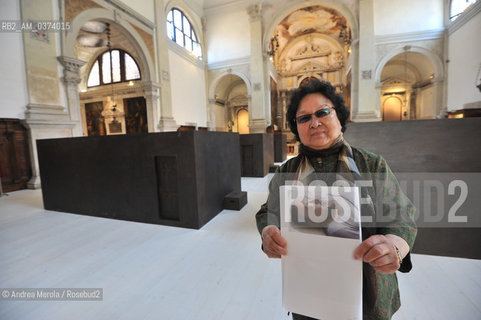 La signora Gao - Ying, madre dellartista dissidente cinese Ai Weiwei, posa allinterno della chiesa di Sant Antonin, sede della mostra Disposition Ai Weiwei, mostrando la foto di unopera autoritratto del figlio, Venezia 28 maggio 2013. © ANDREA MEROLA.Ms. Gao - Ying, mother of the Chinese dissident artist Ai Weiwei, poses inside the church of Sant Antonin, home of the exhibition Disposition Ai Weiwei, showing a picture of a self-portrait work of her son, Venice May 28, 2013.  ©Andrea Merola/Rosebud2