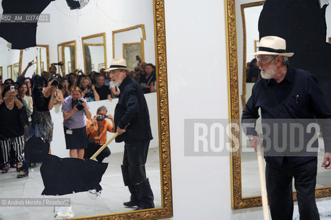 Performance dellartista italiano Michelangelo Pistoletto. Lartista infrange a martellate i suoi specchi, esposti alle Corderie dellArsenale, per la Biennale Arti Visive di Venezia, 3 giugno 2009. © Andrea Merola.Performance of the Italian artist Michelangelo Pistoletto. The artist hammered his mirrors, exposed to the Corderie dellArsenale, for the Venice Biennale of Visual Arts, 3 June 2009.  ©Andrea Merola/Rosebud2