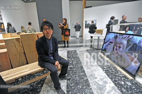 Lartista giapponese Koki Tanaka posa accanto a una sua opera esposta al Padiglione Giappone, dal titolo Abstract Speaking, ai giardini della Biennale Arte 55° edizione, Venezia 29 maggio 2013. © ANDREA MEROLA.The Japanese artist Koki Tanaka poses next to one of his works exhibited at the Japan Pavilion, entitled Abstract Speaking, in the gardens of the Art Biennale 55th edition, Venice 29 May 2013.  ©Andrea Merola/Rosebud2