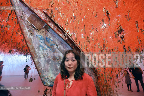 Lartista giapponese Chiharu Shiota posa accanto un dettaglio della sua operaFollow the Line, esposta nel Padiglione Giappone, ai giardini della Biennale, Venezia 6 maggio 2015. ©ANDREA MEROLA.The Japanese artist Chiharu Shiota poses next to a detail of his work Follow the Line, exhibited in the Japan Pavilion, in the gardens of the Biennale, Venice 6 May 2015.  ©Andrea Merola/Rosebud2