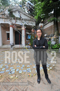 Lartista statunitense Sarah Sze posa accanto un particolare della sua opera Triple Point esposta nel Padiglione Stati Uniti dAmerica, ai giardini della Biennale Arte 55° edizione, Venezia 29 maggio 2013. ©ANDREA MEROLA.The American artist Sarah Sze poses beside a detail of her work Triple Point exhibited in the United States Pavilion, in the gardens of the Art Biennale 55th edition, Venice May 29, 2013.  ©Andrea Merola/Rosebud2