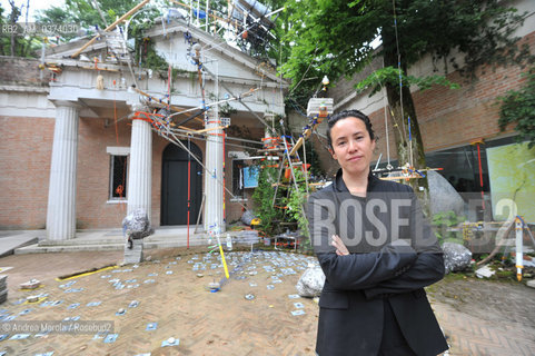 Lartista statunitense Sarah Sze posa accanto un particolare della sua opera Triple Point esposta nel Padiglione Stati Uniti dAmerica, ai giardini della Biennale Arte 55° edizione, Venezia 29 maggio 2013. ©ANDREA MEROLA.The American artist Sarah Sze poses beside a detail of her work Triple Point exhibited in the United States Pavilion, in the gardens of the Art Biennale 55th edition, Venice May 29, 2013.  ©Andrea Merola/Rosebud2