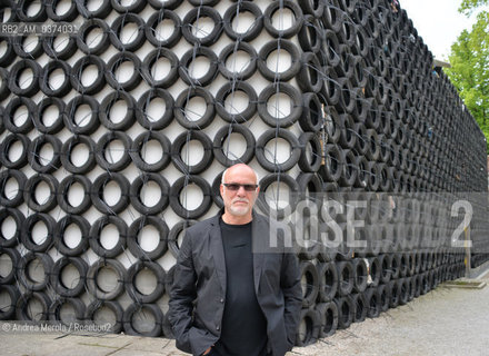 Lartista israeliano Tsibi Geva posa accanto un particolare della sua opera Archeology of the Present, allesterno del Padiglione Israele, ai giardini della Biennale, Venezia 6 maggio 2015. © ANDREA MEROLA.The Israeli artist Tsibi Geva poses next to a detail of his work Archeology of the Present, outside the Israel Pavilion, in the gardens of the Biennale, Venice 6 May 2015.  ©Andrea Merola/Rosebud2