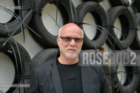 Lartista israeliano Tsibi Geva posa accanto un particolare della sua opera Archeology of the Present, allesterno del Padiglione Israele, ai giardini della Biennale, Venezia 6 maggio 2015. © ANDREA MEROLA.The Israeli artist Tsibi Geva poses next to a detail of his work Archeology of the Present, outside the Israel Pavilion, in the gardens of the Biennale, Venice 6 May 2015.  ©Andrea Merola/Rosebud2