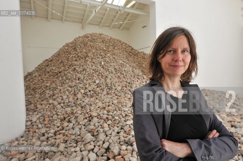 Lartista spagnola Lara Almarcegui posa accanto una sua installazione artistica, nel Padiglione Spagna ai giardini della Biennale Arte 55° edizione, Venezia 29 maggio 2013. © ANDREA MEROLA.The Spanish artist Lara Almarcegui poses next to her artistic installation, in the Spanish Pavilion at the gardens of the Art Biennale 55th edition, Venice 29 May 2013.  ©Andrea Merola/Rosebud2